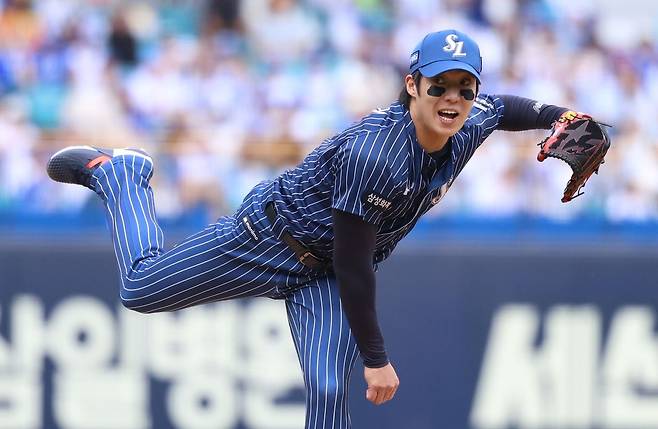 삼성 라이온즈 투수 원태인이 12일 열린 KBO리그 대구 NC 다이노스전에서 선발 등판해 역투하고 있다. (삼성 라이온즈 제공)