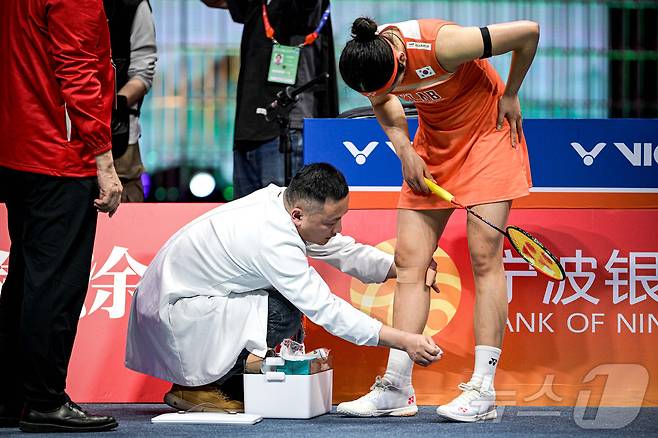 '셔틀콕 여제' 안세영이 12일(한국시간) 중국 닝보에서 열린 2026 아시아배드민턴선수권대회 여자 단식 결승전 중국의 왕즈이와의 경기에서 의료진의 치료를 받고 있다. 안세영은 세계 랭킹 2위 왕즈이에 1시간 40분 동안 펼쳐전 혈전 끝에 게임 스코어 2대1(21대12, 17대21, 21대18) 승리를 거두며 시니어 무대 진입 뒤 처음으로 아시아 선수권을 제패했다. ⓒ 신화=뉴스1