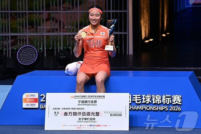 12일(한국시간) 중국 닝보에서 열린 2026 아시아배드민턴선수권대회 여자 단식 결승전 왕즈이(중국)와의 경기에서 게임 스코어 2대1(21대12, 17대21, 21대18)로 꺾고 우승을 차지한 '배드민턴 여제' 안세영이 시상식에서 기념 촬영을 하고 있다.  ⓒ AFP=뉴스1