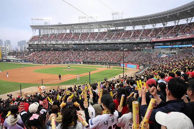 4일 광주-기아 챔피언스 필드에서 2026 KBO리그 KIA와 NC 경기가 열린 가운데, 팬들이 열띤 응원을 선보이고 있다. 이날 챔피언스 필드는 매진을 기록했다. 사진 | KIA 타이거즈