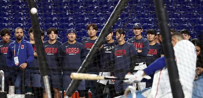 도미니카공화국 3루수 매니 마차도가 타격훈련하는 모습을 한국 선수들이 흥미로운 표정으로 지켜보고 있다. 헤드 끝이 3루쪽으로 넘어왔는데도 마차도의 시선은 히팅 포인트에 고정돼 있다. 사진 | 연합뉴스