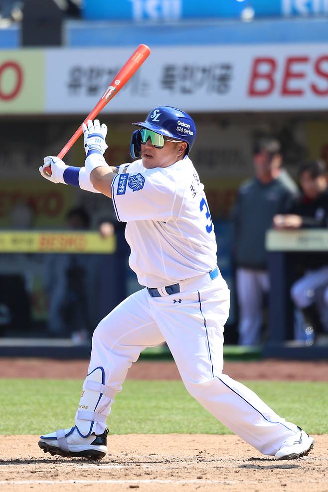 국내 최고 클러치히터이자 스윙 밸런스가 빼어난 삼성 최형우가 왼발에 체중을 남겨둔 채 좌익수 방향으로 타구를 보내고 있다. 사진 | 삼성 라이온즈