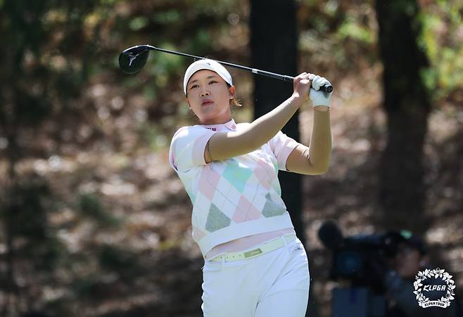 민솔이 12일 열린 KLPGA 투어 iM금융오픈 최종 4라운드 4번 홀에서 티샷을 하고 있다. 사진 | KLPGA