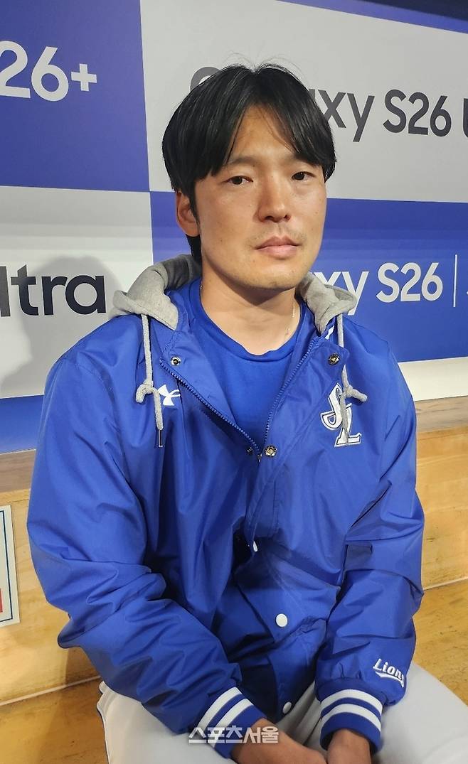 백정현이 11일 대구 NC전 승리 후 만나 인터뷰를 하고 있다. 대구=김민규 기자 kmg@sportsseoul.com