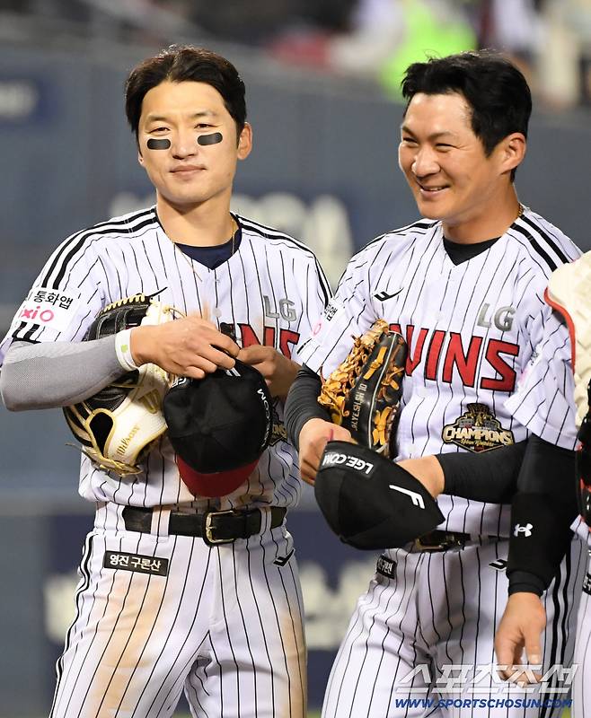 11일 잠실구장에서 열린 LG와 SSG의 경기. 승리한 LG 박해민, 오지환이 기뻐하고 있다. 잠실=박재만 기자 pjm@sportschosun.com