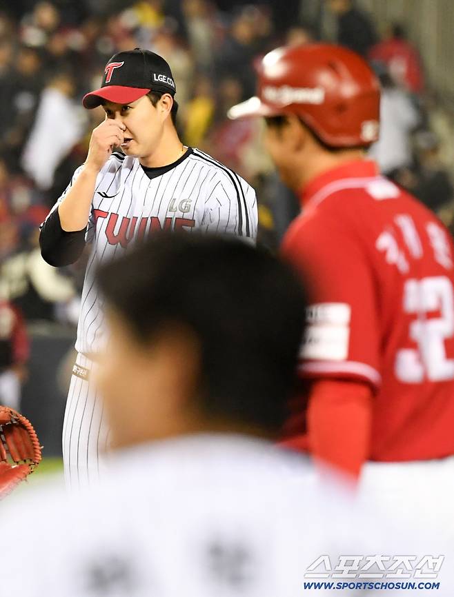 마무리 유영찬과 타자 김재환의 희비가 엇갈린 순간.