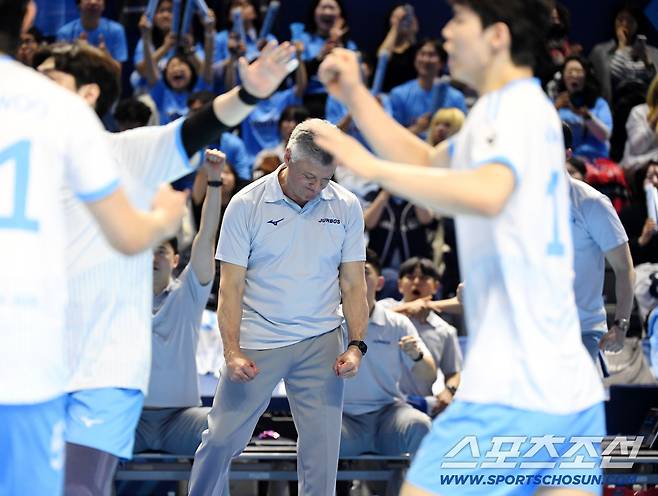 10일 인천 계양체육관에서 열린 배구 V리그 남자부 챔피언결정전 5차전 현대캐피탈과 대한항공의 경기. 득점에 기뻐하는 대한항공 헤난 감독. 인천=송정헌 기자songs@sportschosun.com/2026.04.10/