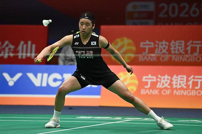 South Korea's An Se-young hits a return to South Korea?s Sim Yu-jin during their women's singles semifinal match at the Badminton Asia Championship in Ningbo, eastern China's Zhejiang province on April 11, 2026. (Photo by CN-STR / AFP) / China OUT







<저작권자(c) 연합뉴스, 무단 전재-재배포, AI 학습 및 활용 금지>