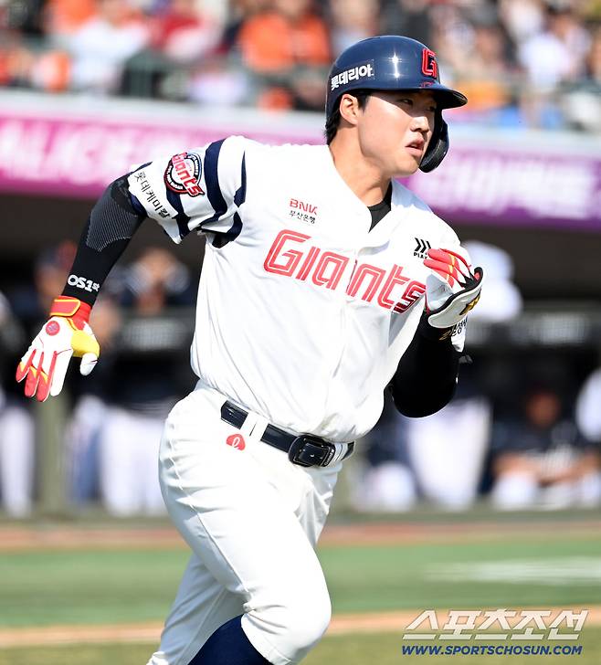 21일 부산 사직야구장에서 열린 한화와 롯데의 시범경기. 6회말 2사 만루 손성빈이 2타점 적시타를 치고 있다. 부산=허상욱 기자wook@sportschosun.com/2026.03.21/