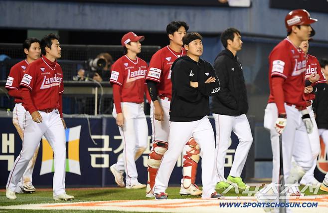 11일 잠실구장에서 열린 LG와 SSG의 경기. 패한 SSG 선수들이 아쉬워하고 있다. 잠실=박재만 기자 pjm@sportschosun.com/2026.04.11/