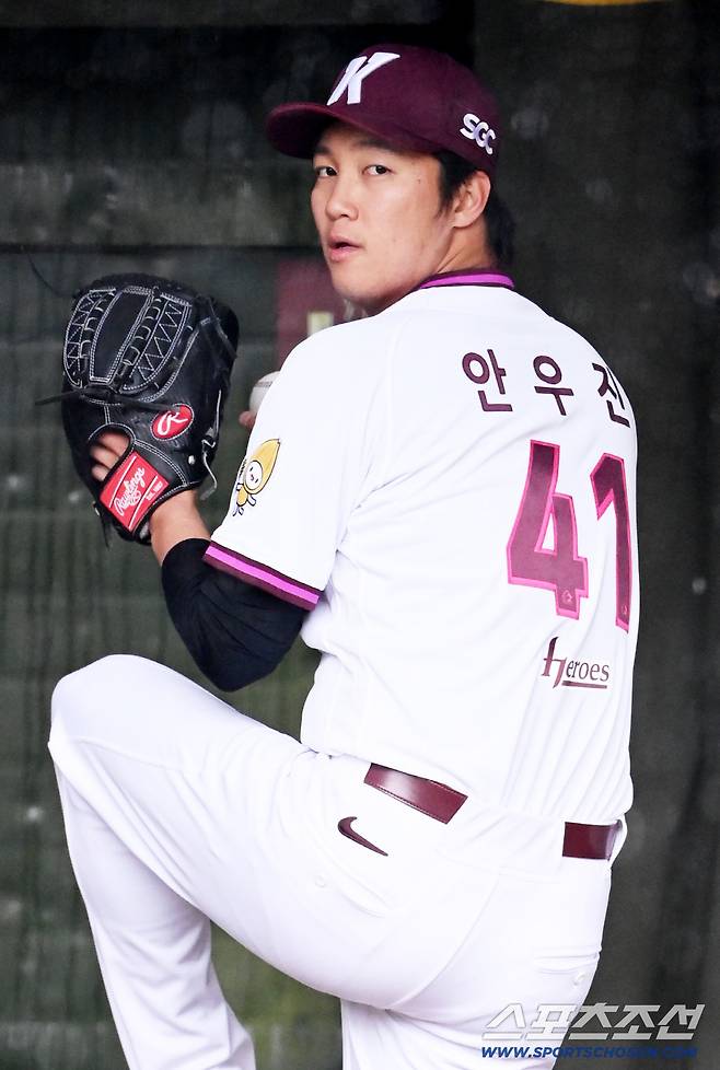 9일 고양히어로즈파크에서 열릴 예정이던 고양과 한화의 퓨쳐스리그 경기가 우천으로 취소됐다. 이날 경기 선발 등판 예정이던 안우진이 불펜피칭을 소화했다. 불펜에서 힘차게 공을 던지는 안우진의 모습. 고양=허상욱 기자wook@sportschosun.com/2026.04.09/