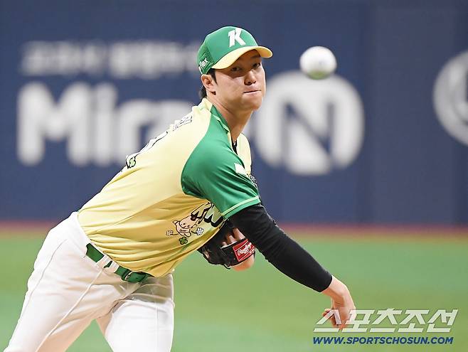 12일 서울 고척스카이돔에서 열린 롯데-키움전. 선발 안우진이 투구하고 있다. 정재근 기자 cjg@sportschosun.com/2026.4.12/