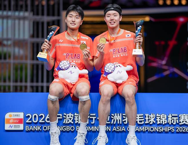 (260412) -- NINGBO, April 12, 2026 (Xinhua) -- First-placed Kim Won Ho (L)/Seo Seung Jae of South Korea pose during the men's doubles awarding ceremony at Badminton Asia Championships 2026 in Ningbo, east China's Zhejiang Province, April 12, 2026. (Xinhua/Sun Fei)







<저작권자(c) 연합뉴스, 무단 전재-재배포, AI 학습 및 활용 금지>
