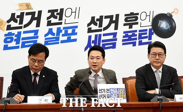 지도부 회의 석상에서까지 공천 갈등이 표출되면서 당 안팎에서는 장 대표 책임론이 고개를 들고 있다. /박상민 기자