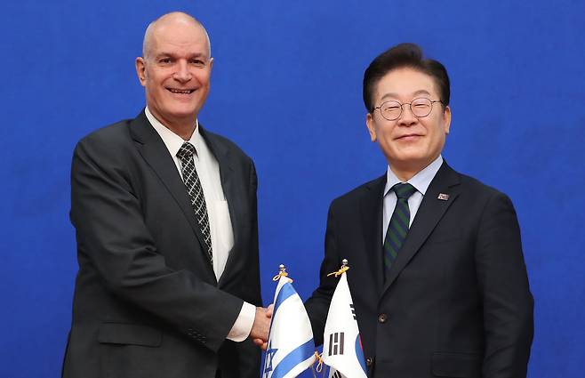 이재명 대통령(오른쪽)이 지난해 2월 더불어민주당 대표로 있을 당시 국회를 찾은 라파엘 하르페즈 주한 이스라엘 대사와 접견한 모습. /남강호 기자