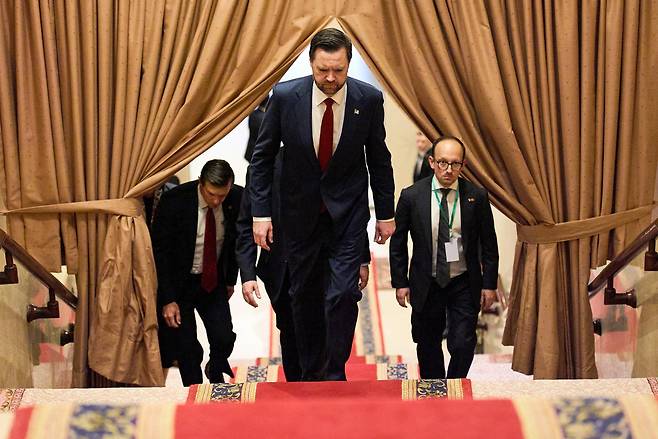 11일 파키스탄 이슬라마바드에서 이란과의 종전협상을 앞두고 J.D. 밴스 부통령이 파키스탄의 셰바즈 샤리프 총리와 회담하기 위해 회담장으로 가고 있다. /로이터 연합뉴스