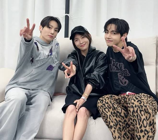 배우 하지원(가운데)이 BTS 멤버 정국(왼쪽), 뷔(오른쪽)과 함께 포즈를 취하고 있다. /하지원 인스타그램