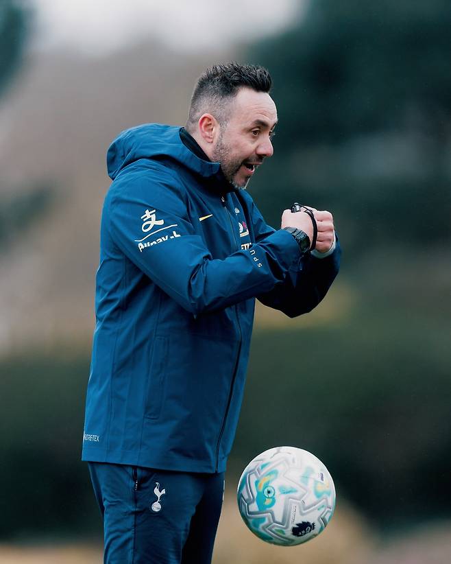 토트넘 감독 부임 이후 선수들의 훈련을 지도하고 있는 데 제르비 감독/토트넘 페이스북