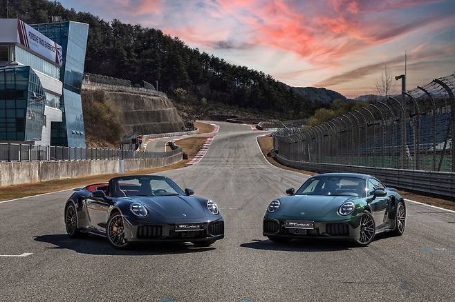 포르쉐코리아가 '911 터보 S'를 쿠페(오른쪽)와 카브리올레(왼쪽) 두 가지 버전으로 출시했다./포르쉐코리아 제공