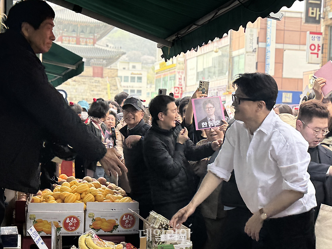 한동훈 전 국민의힘 대표가 11일 수원 팔달문 인근의 전통시장에서 물건을 구매하고 있다. ⓒ데일리안 오수진 기자