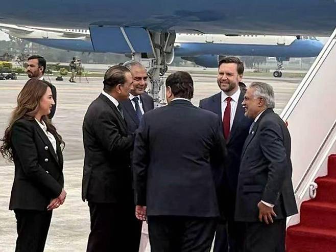 11일(현지 시간) 이란과 종전 협상을 위해 파키스탄으로 향한 J D 밴스 미국 부통령(오른쪽 두번째)이 파키스탄 수도 이슬라마바드 인근 누르칸 공군기지에 도착해 환영받고 있다. 라왈핀디=신화 뉴시스