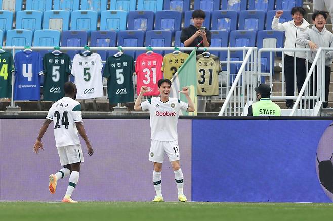 김포의 미드필더 이시헌이 12일 프로축구 K리그2(2부) 수원 방문경기에서 후반 42분 골을 넣은 뒤 관중 앞에서  세리머니를 하고 있다. 이시헌의 골로 김포는 수원 삼성에 1-0으로 승리하며 3경기 무승에서 벗어났다. 한국프로축구연맹 제공