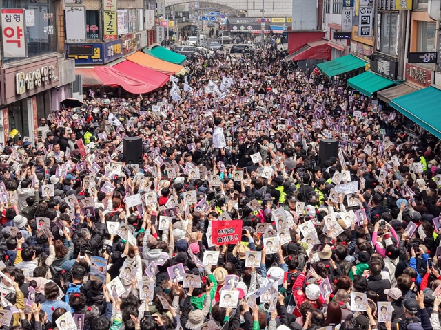 한동훈 전 국민의힘 당대표가 지난 4월 11일 오후 경기 수원 팔달문시장에서 지지자와 시민들을 향해 인사하고 있다.[한동훈 전 법무부 장관 페이스북 사진]