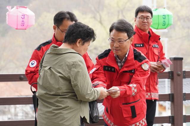 박은식(가운데) 산림청장이 지난 11일 충남 공주 마곡사에서 상춘객을 대상으로 산불 예방 캠페인을 펼치고 있다. 산림청 제공.