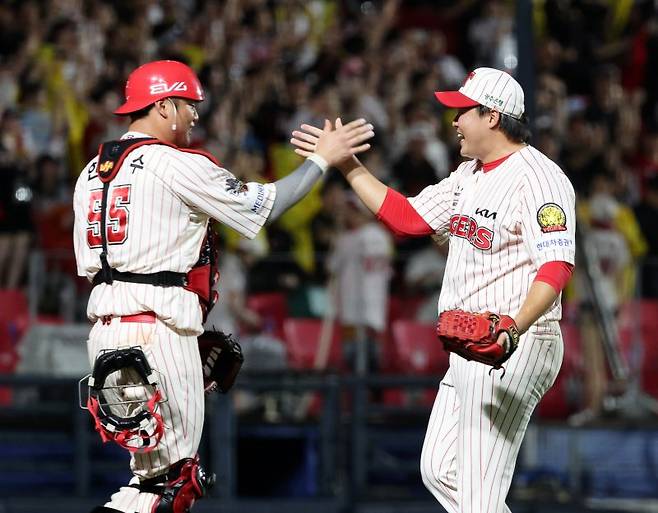 KIA 한재승ㆍ한준수 배터리가승리를 지켜낸 뒤 하이파이브 하고 있다.연합뉴스