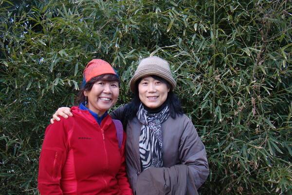 고인과 필자가 올레길에서 찍었다. 허 시인 제공