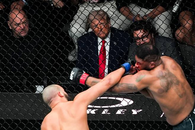 <yonhap photo-4571="">종전 협상이 결렬되던 그 시간 트럼프 대통령이 UFC 경기를 관림하는 모습. AP=연합뉴스</yonhap>