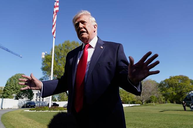 도널드 트럼프 미국 대통령이 11일(현지시간) 백악관을 떠나 플로리다로 출발하기 전 기자들과 만나 대화를 나누고 있다. AP=연합뉴스
