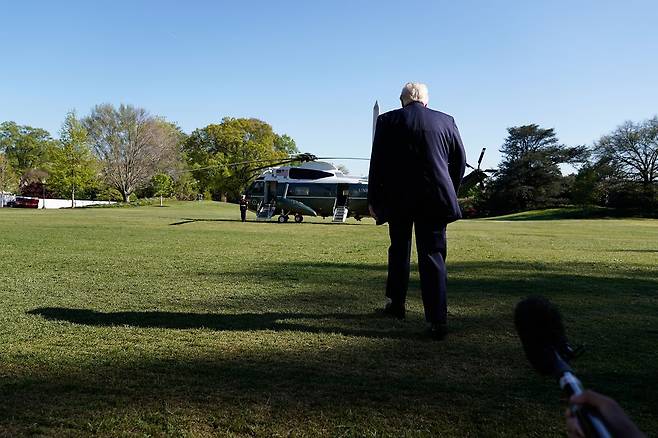 도널드 트럼프 미국 대통령이 11일(현지시간) 백악관을 떠나 플로리다로 출발하기 전 기자들과 만나 대화를 나눈뒤 전용 헬기로 걸어가고 있다. AP=연합뉴스