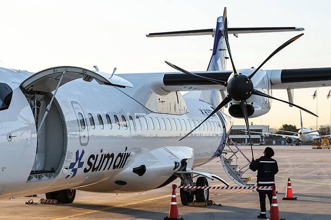 섬에어 정비본부 오명렬 기술사가 프로펠러를 점검하고 있다.