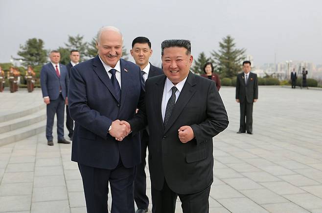 북한 노동당 기관지 노동신문은 지난달 26일 "우리나라를 공식 방문하는 벨라루씨(벨라루스)공화국 대통령 알렉싼드르 루까쉔꼬(알렉산드로 루카센코) 동지가 3월 25일 해방탑에 화환을 진정했다"라고 보도했다. 노동신문=뉴스1