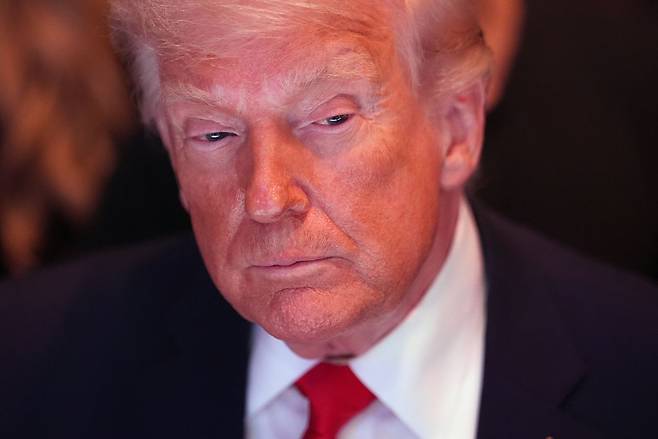 11일 마이애미 카세야 센터에서 열린 종합격투기 UFC 327 경기를 도널드 트럼프 미국 대통령이 관전하고 있다. 트럼프 대통령은 워싱턴 출발에 앞서 ″중국에 커다란 문제가 될 것″이라며 중국의 이란에 무기 제공 움직임을 경고했다. AP=연합뉴스