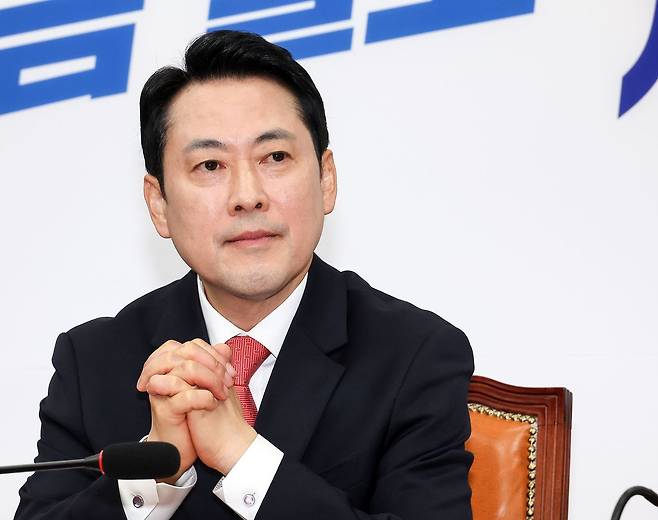 국민의힘 장동혁 대표가 9일 국회에서 열린 '100만 책임당원 돌파 기념식'에서 잠시 생각에 잠겨 있다. 연합뉴스