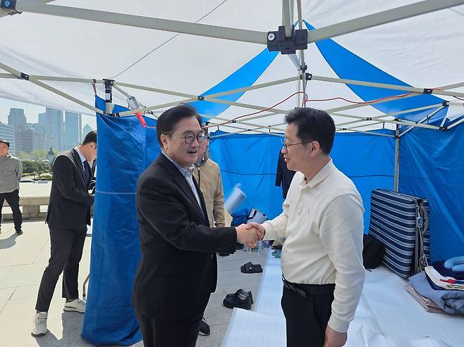 우원식 국회의장이 12일 오전 단식 농성 중인 안 의원을 찾아 악수를 나누며 이야기하고 있다. 이찬규 기자