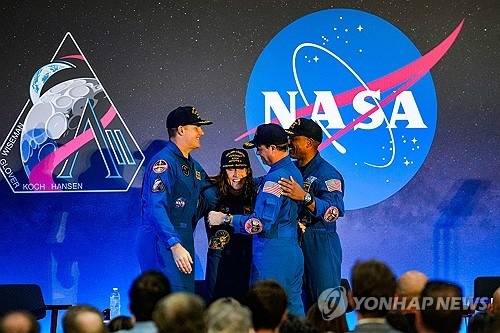 ▲ 달 근접 비행을 마치고 지구로 귀환한 아르테미스 2호 승무원들이 11일(현지시간) 오후 텍사스 휴스턴의 엘링턴 필드에서 열린 귀환 환영식에서 서로를 안고 격려하고 있다. [휴스턴크로니클 via AP=연합뉴스]