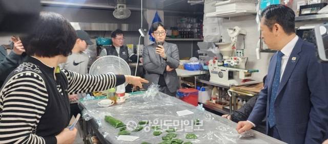 ▲ 정청래 더불어민주당 당대표가 12일 오전 ‘국민 곁으로! 현장 속으로’ 강원 민생현장 방문의 일환으로 인제 북면 원통전통시장을 찾아 민심 공략에 나섰다. 정 대표가 떡주니떡방에서 떡을 구입하며 이야기를 나누고 있다. 이동명 기자