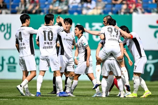 ▲ 강원FC 김대원이 12일 대전월드컵경기장에서 열린 대전하나시티즌과 하나은행 K리그1 2026 7라운드 맞대결에서 선제골을 터트린 뒤 동료들의 축하를 받고 있다. 강원FC 제공