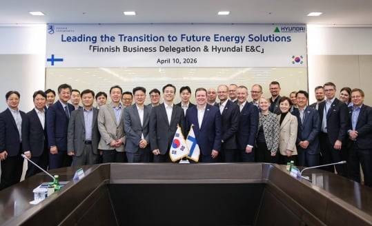 현대건설 경영진이 지난 10일 서울 계동 사옥을 방문한 핀란드 정부 인사 및 경제사절단과 면담을 마친 후 기념사진을 촬영하고 있다. 현대건설 제공