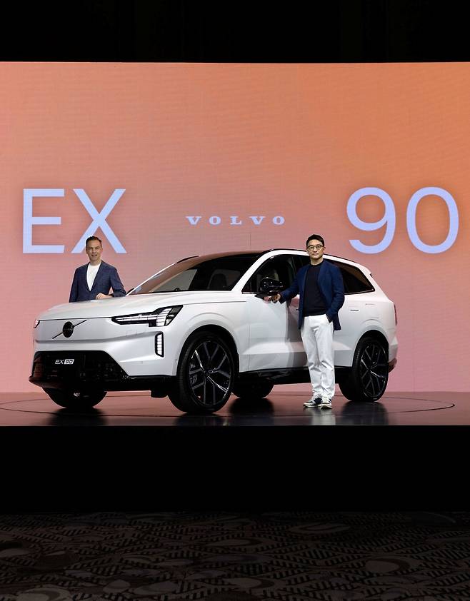 이윤모(오른쪽) 볼보자동차코리아 대표와 에릭 세베린손 볼보 최고영업책임자(CCO)가 지난 1일 인천 인스파이어 리조트에서 열린 ‘EX90’ 출시 행사에서 기념사진을 찍고 있다. 볼보자동차코리아 제공