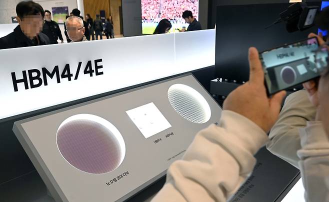 지난달 경기 수원컨벤션센터에서 열린 제57기 삼성전자 정기주주총회에서 주주들이 HBM4, HMB4E 메모리를 보고 있다. 연합뉴스