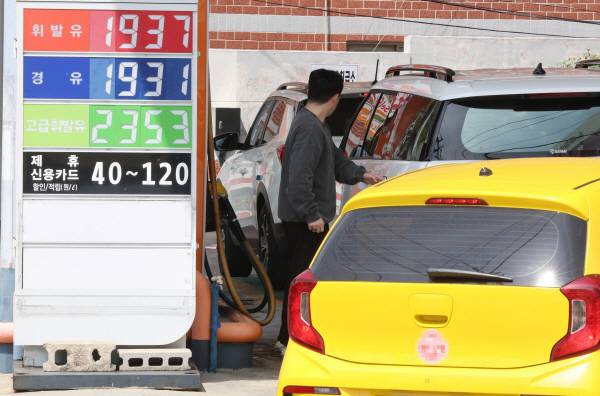 3차 석유 최고가격제 시행 첫날이었던 지난 10일 부산 해운대구의 한 주유소에서 시민이 주유하고 있다. 연합뉴스