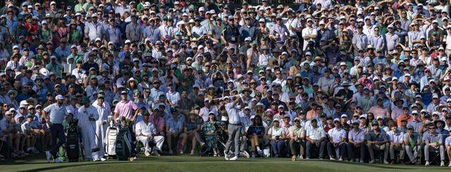 12번 홀에서 티샷을 날리고 있는 로리 매킬로이. ANGC