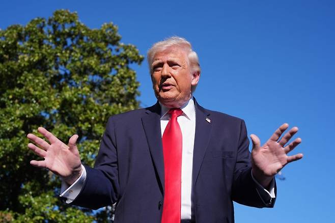 도널드 트럼프 미국 대통령이 11일(현지시간) 백악관에서 기자들의 질의에 답변하고 있다. 연합뉴스