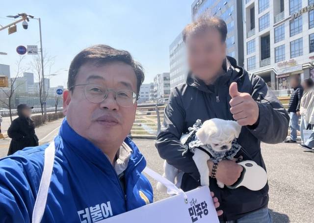 장대석 도의원 예비후보가 선거운동 도중 한 시민과 기념촬영을 하고 있다. 장대석 도의원 예비후보 선거사무소 제공