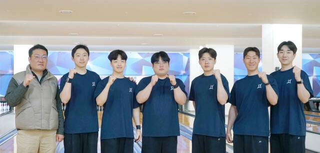 제72회 경기도종합체육대회에 출전하는 광주시청 볼링팀이 김영선 감독(사진 왼쪽)과 함께 화이팅을 외치고 있다. 광주시 제공