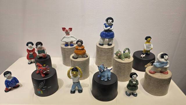 샘터화랑에선 이명숙 작가(사진)의 ‘케이팝 데몬 헌터스’ 등을 소재로 한 다채로운 작품이 부스의 색채를 더했다. 이나경기자